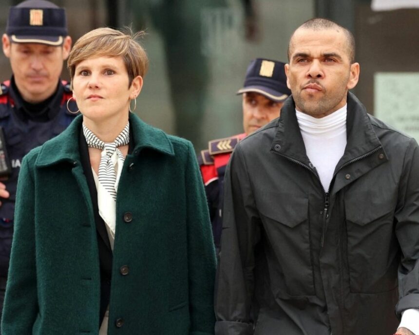 Daniel Alves deixa prisão na Epanha ao lado da sua advogada, Inés Guardiola.