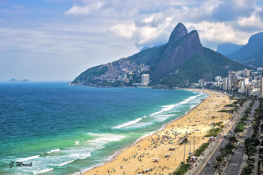Lei sancionada por Paes proíbe edifícios que façam sombra na areia e no calçadão do Rio
