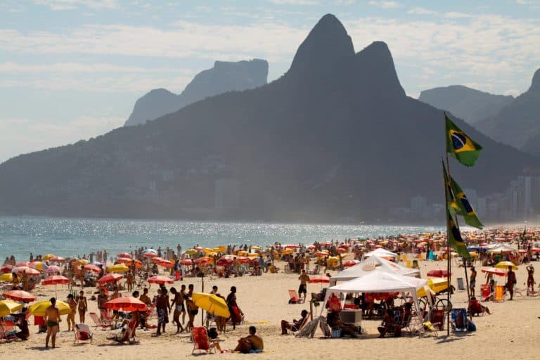 Prefeitura avalia tabelar preços nas praias do Rio após cobranças de até R$ 850
