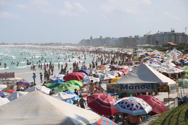 Brigas, excesso de visitantes e falta de controle pressionam destinos turísticos do litoral brasileiro